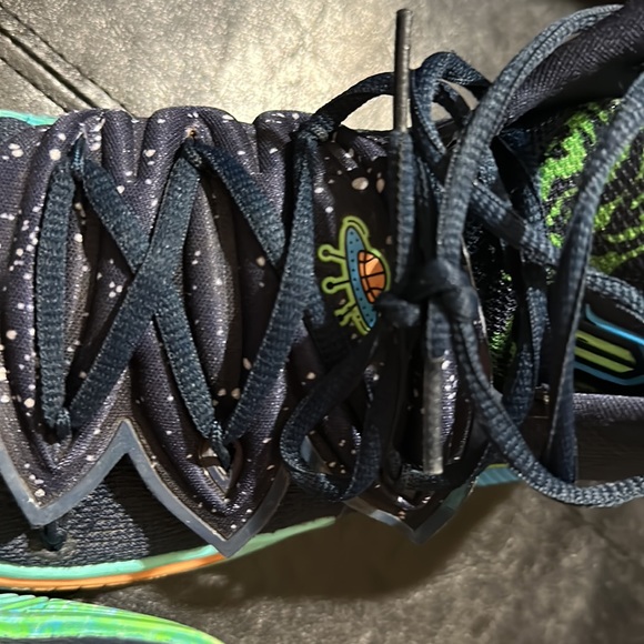 Size 10 (men)Kyrie ufo this is the best looking and newest shoe I have! - Picture 7 of 8